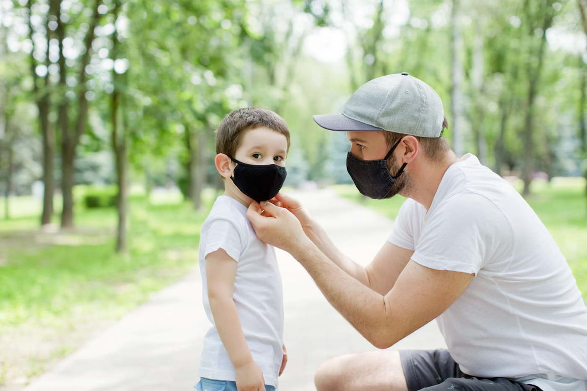 Măștile chirurgicale cu 3 straturi și cele de bumbac pot reduce transmiterea infecției cu SARS-CoV-2 [studiu]