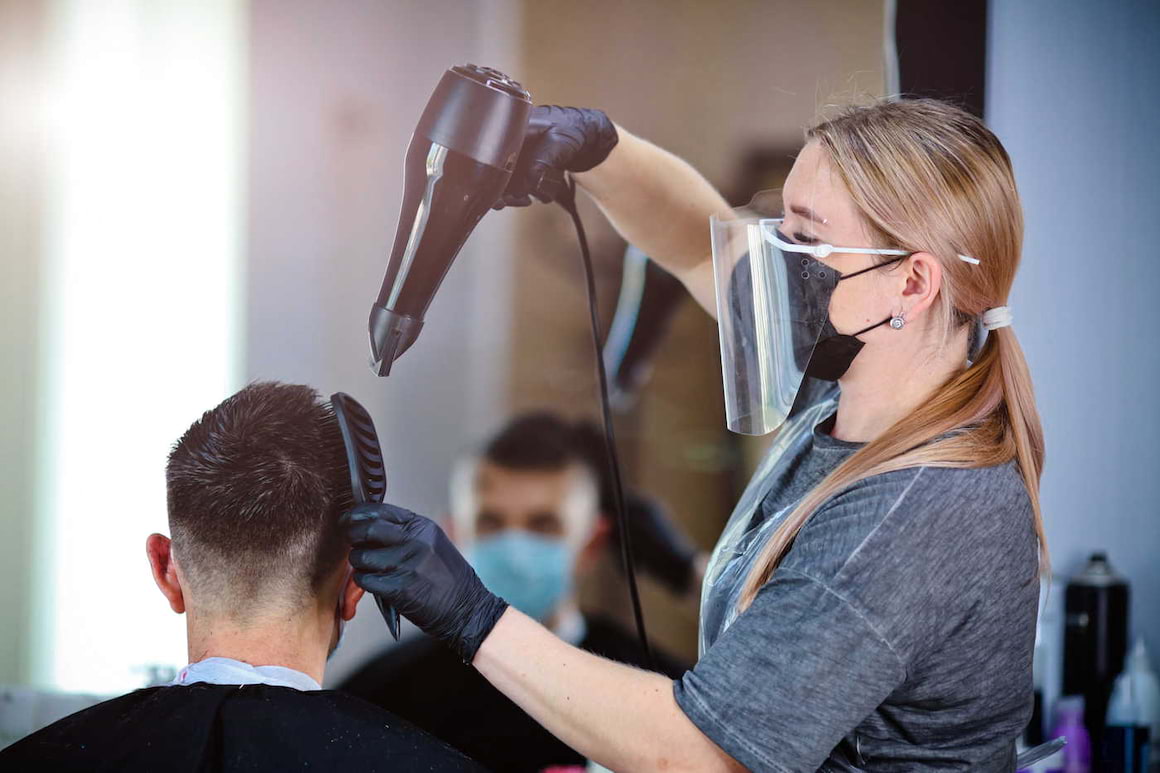 COVID-19: Ce reguli trebuie să respecți când mergi la salon sau stai la terasă