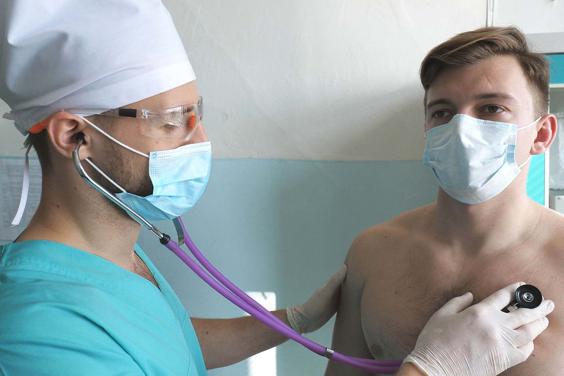 Anotimpul ploios crește incidența cazurilor de pneumonie. Cum facem diferența dintre simptomele pneumoniei și cele ale bolii COVID-19?