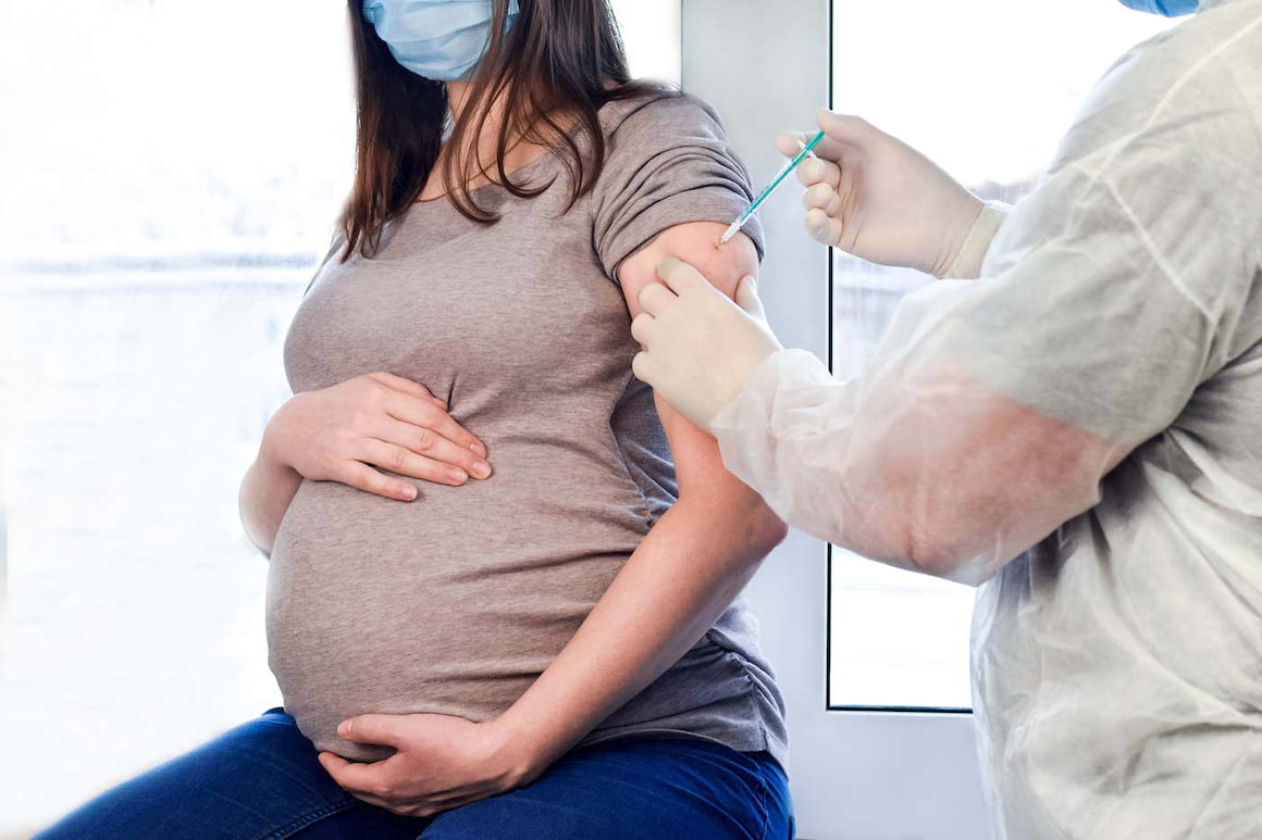 Pot fi administrate vaccinurile Pfizer și Moderna femeilor însărcinate? [studiu]