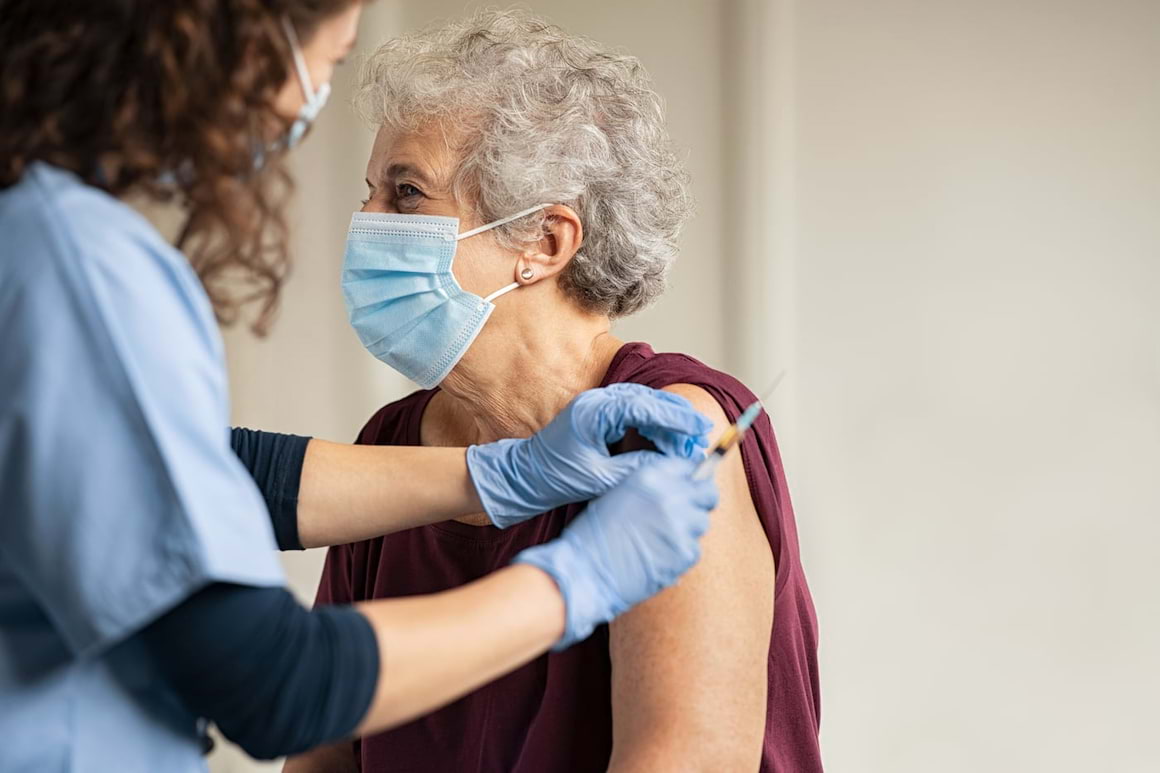 Ce efecte adverse pot avea vaccinurile anti-COVID-19?