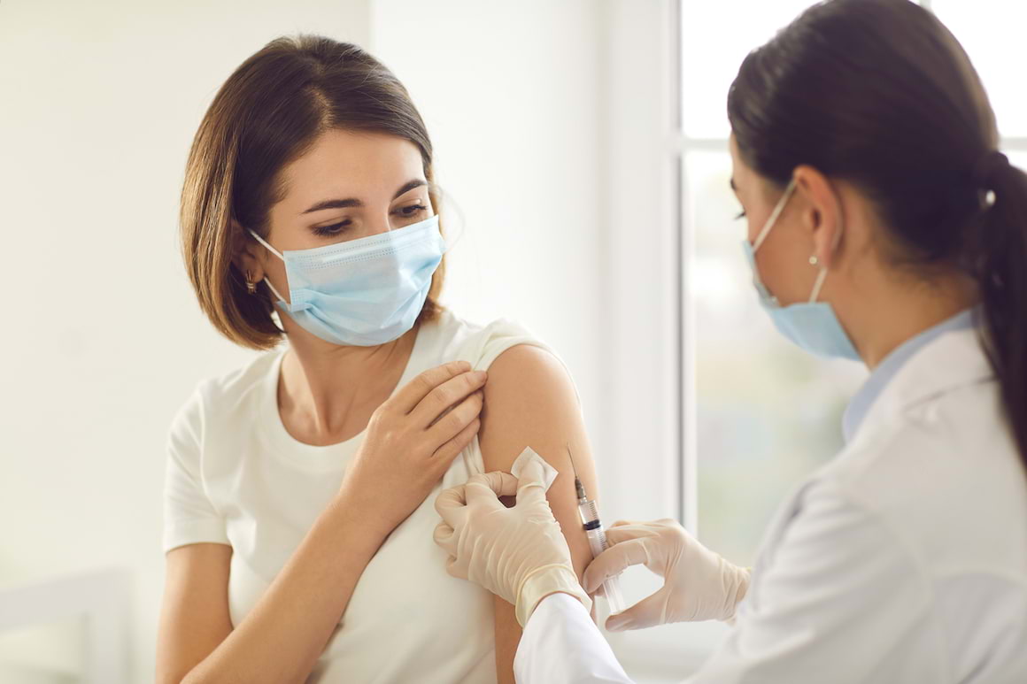 Vaccinul anti-COVID-19 influențează ciclul menstrual?