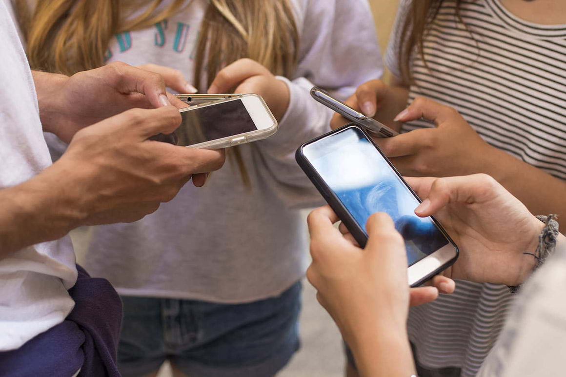 Somnul, rețelele de socializare și sănătatea mentală a adolescenților: cum sunt conectate?