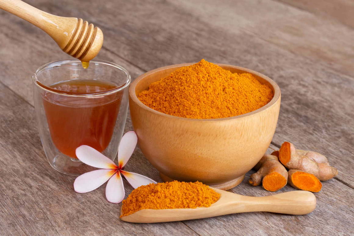 Turmeric cu miere, un duo eficient împotriva răcelii