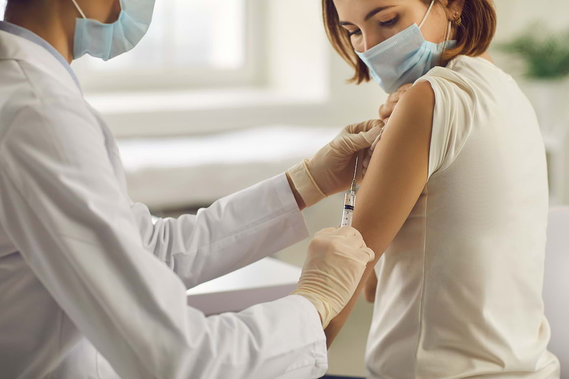 Pot să mă vaccinez anti-COVID-19 dacă alăptez?