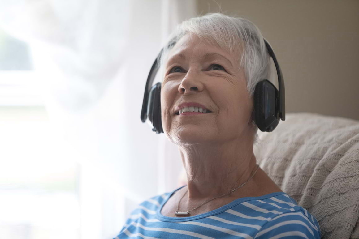 Vârstnicii care ascultă muzică relaxantă seara dorm mai bine (studiu)