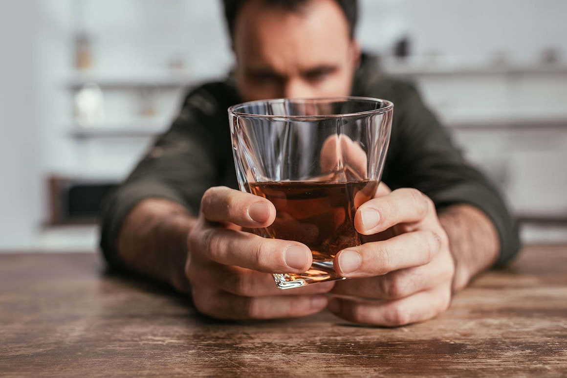 Depresia și anxietatea, factori de risc pentru creșterea consumului de alcool în pandemie [studiu]