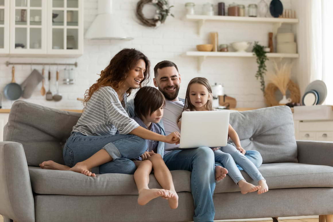Cheia fericirii: prietenii sau familia? [studiu]
