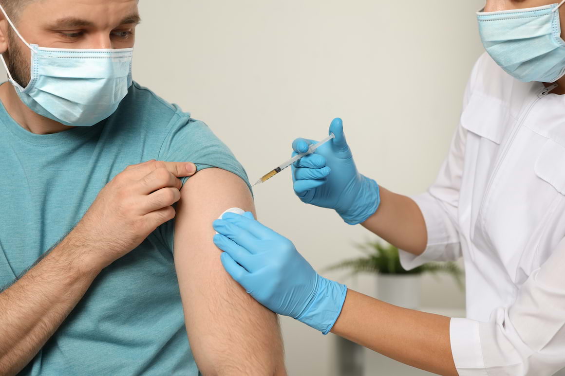 Dozele suplimentare de vaccin anti-COVID-19 pentru cei care suferă de boli inflamatorii intestinale