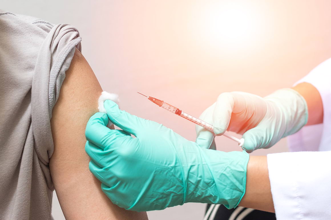 Vaccinul antigripal ar putea contribui la protecția împotriva unor manifestări grave din cadrul bolii COVID-19 (studiu)