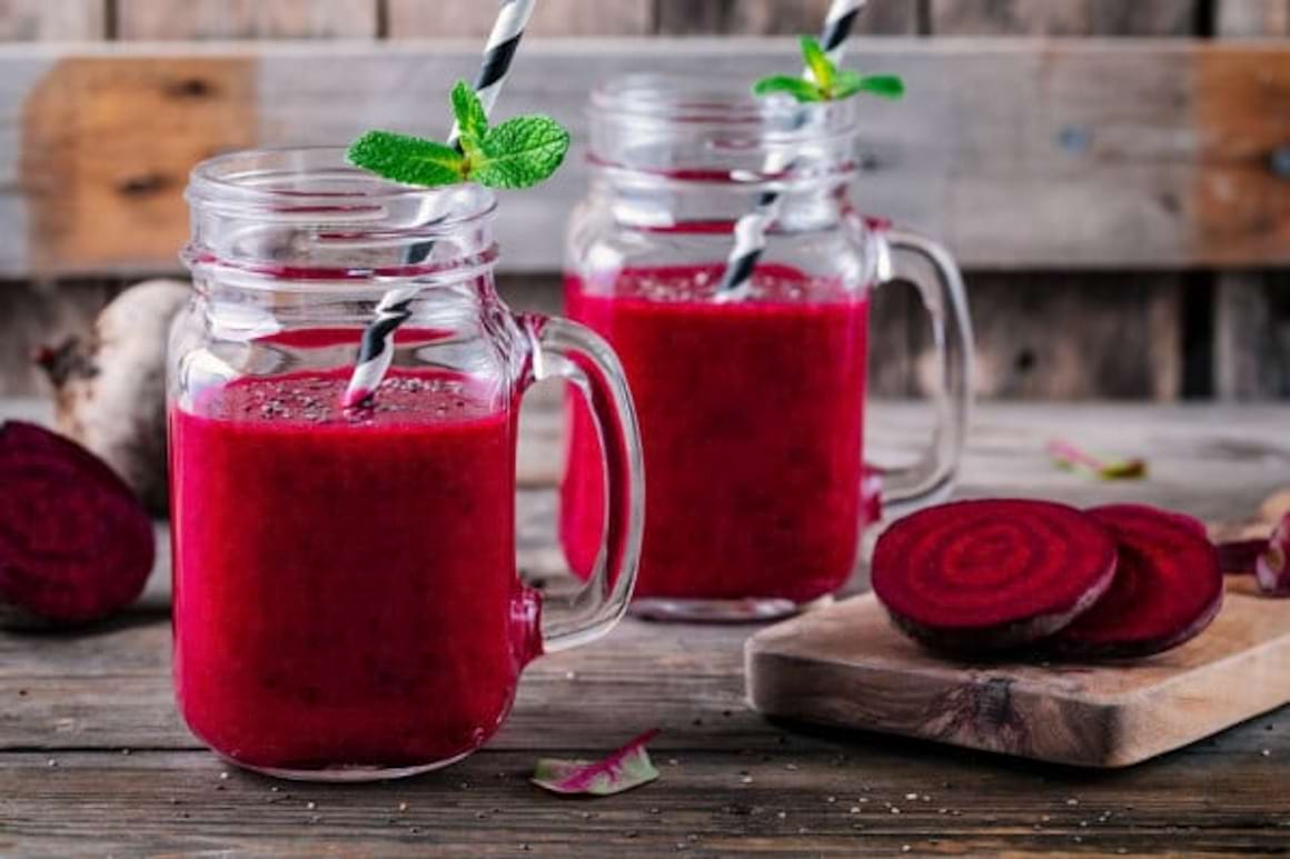 3 retete de smoothie rosu, cu sfecla si fructe de padure