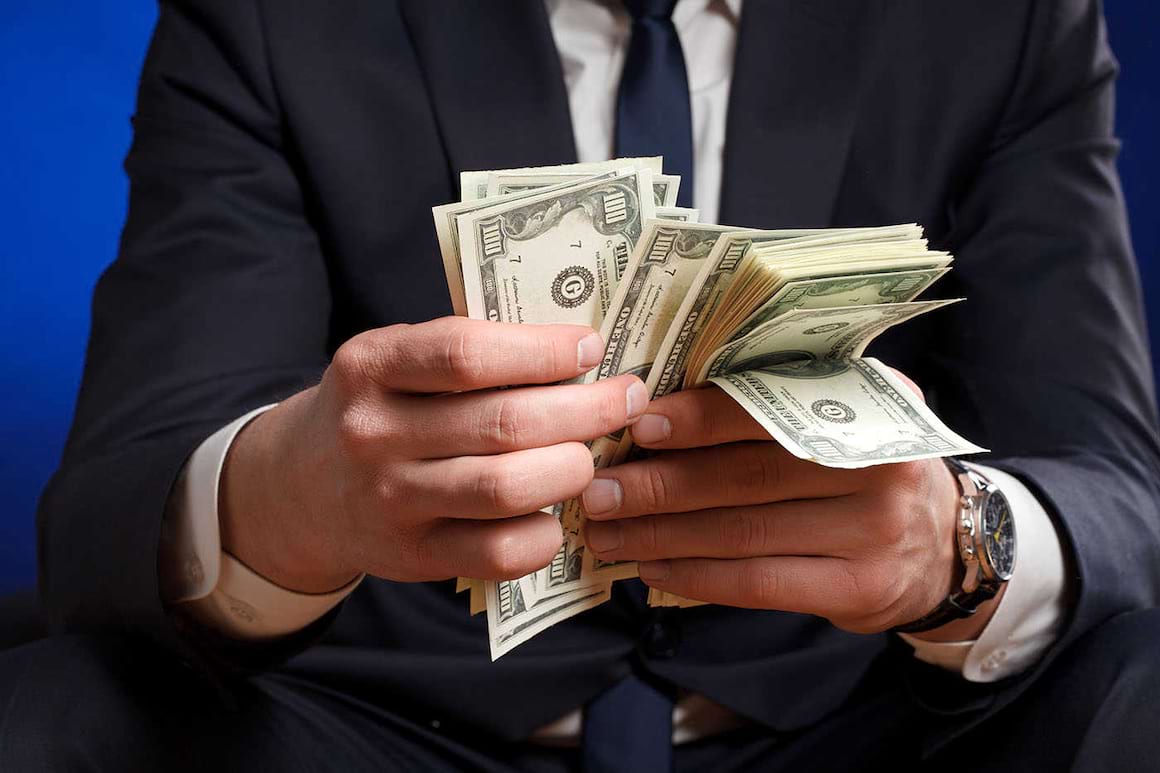 Stima de sine bazată pe succesul financiar, asociată cu sentimentul de singurătate [studiu]