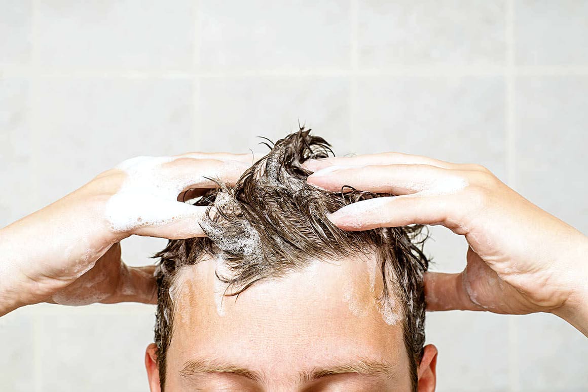 Șamponul exfoliant, de ajutor celor cu mătreață aderentă