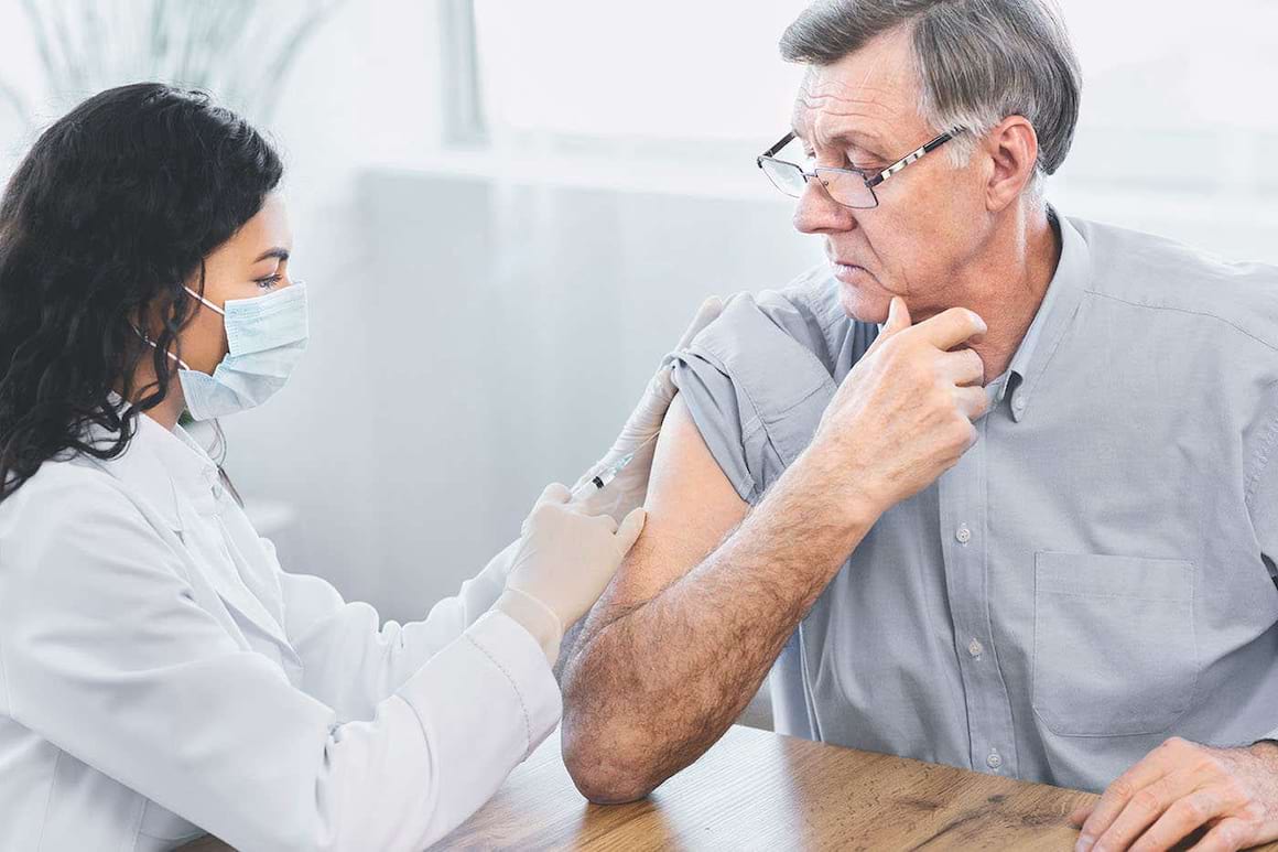Un vaccin anti COVID-19 a generat un răspuns imun bun și la vârstnici [studiu]