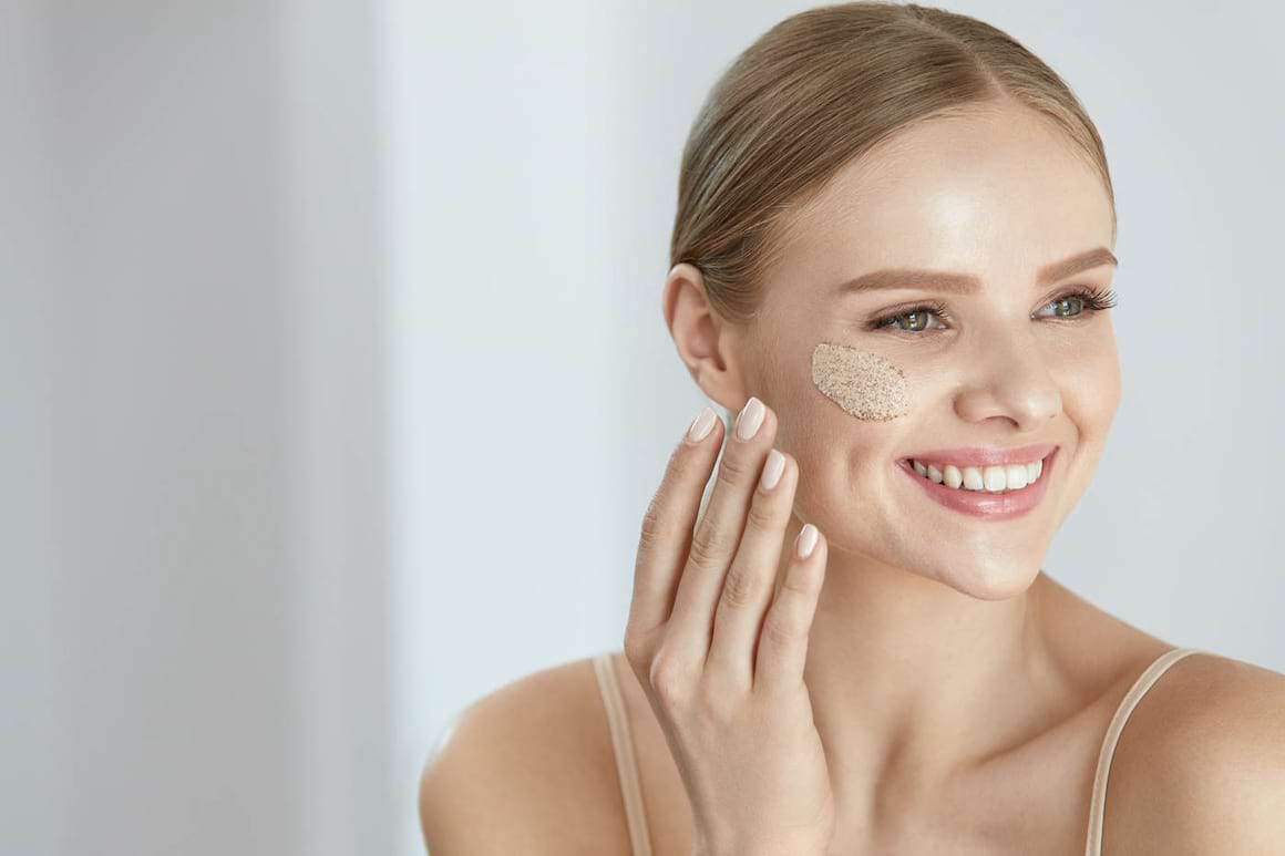 Exfoliere mecanică vs. exfoliere chimică - care este mai eficientă?