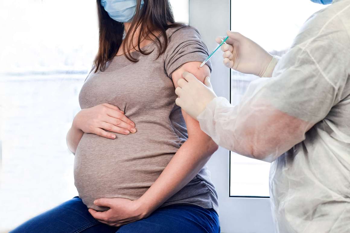 Pot fi administrate vaccinurile Pfizer și Moderna femeilor însărcinate? [studiu]
