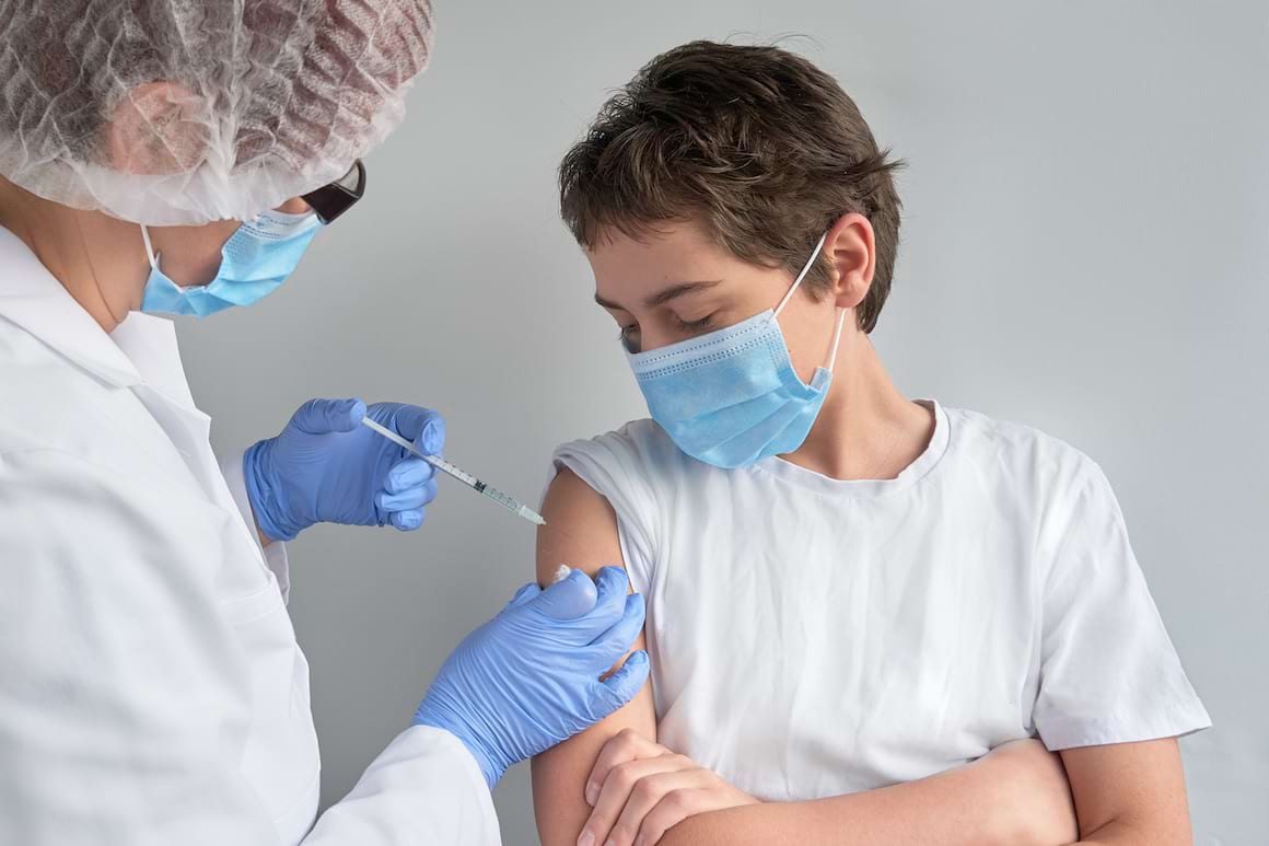 Vaccinul Pfizer, 100% eficace la adolescenți între 12 si 15 ani [studiu]