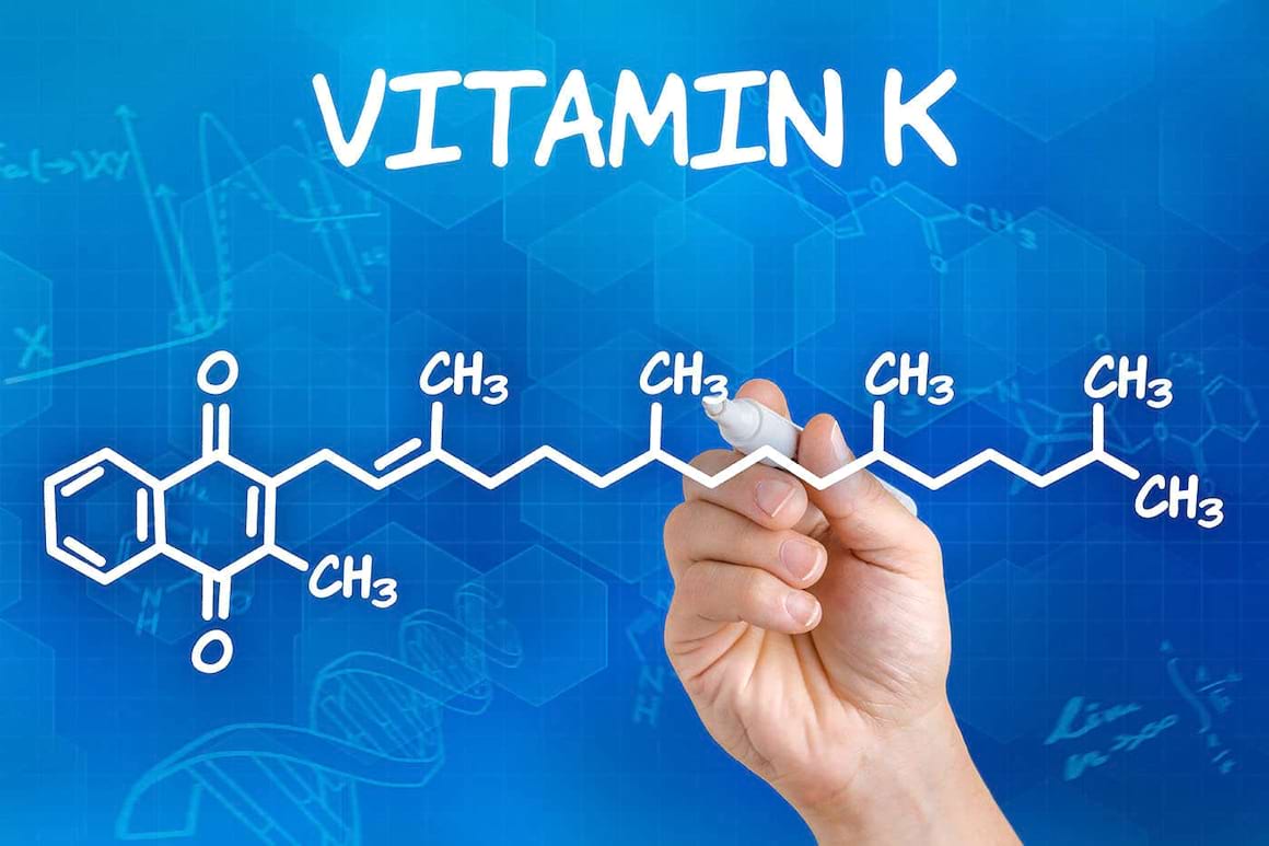 Vitamina K2, utilă în tratamentul osteoporozei? [studiu]