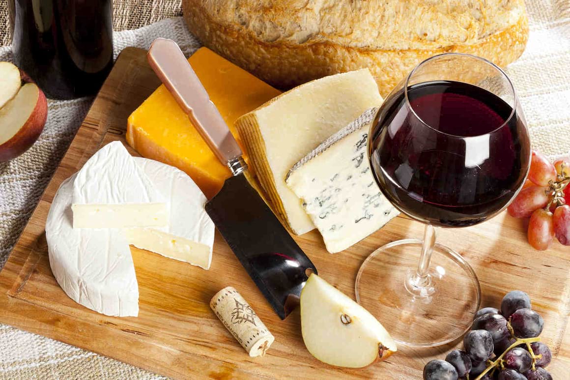 Ce efecte au consumul de brânză și de vin roșu asupra creierului? [studiu]