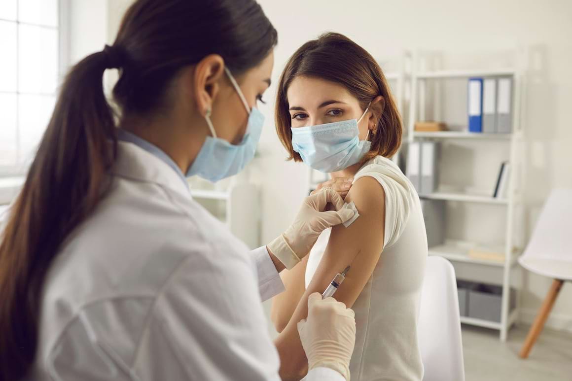 Ce persoane ar trebui să discute cu medicul înainte de a se vaccina