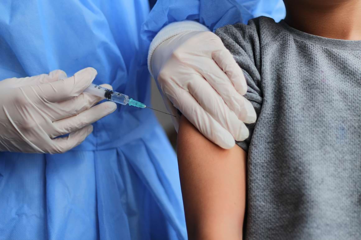 Combinarea vaccinurilor AstraZeneca și Pfizer ar putea genera un răspuns imun mai eficient