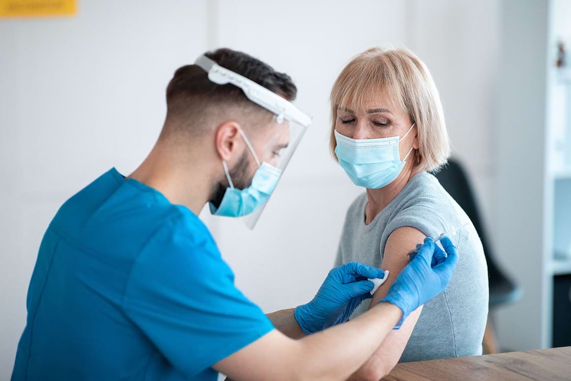 De ce după vaccinarea anti-COVID-19 ganglionii limfatici se pot mări?