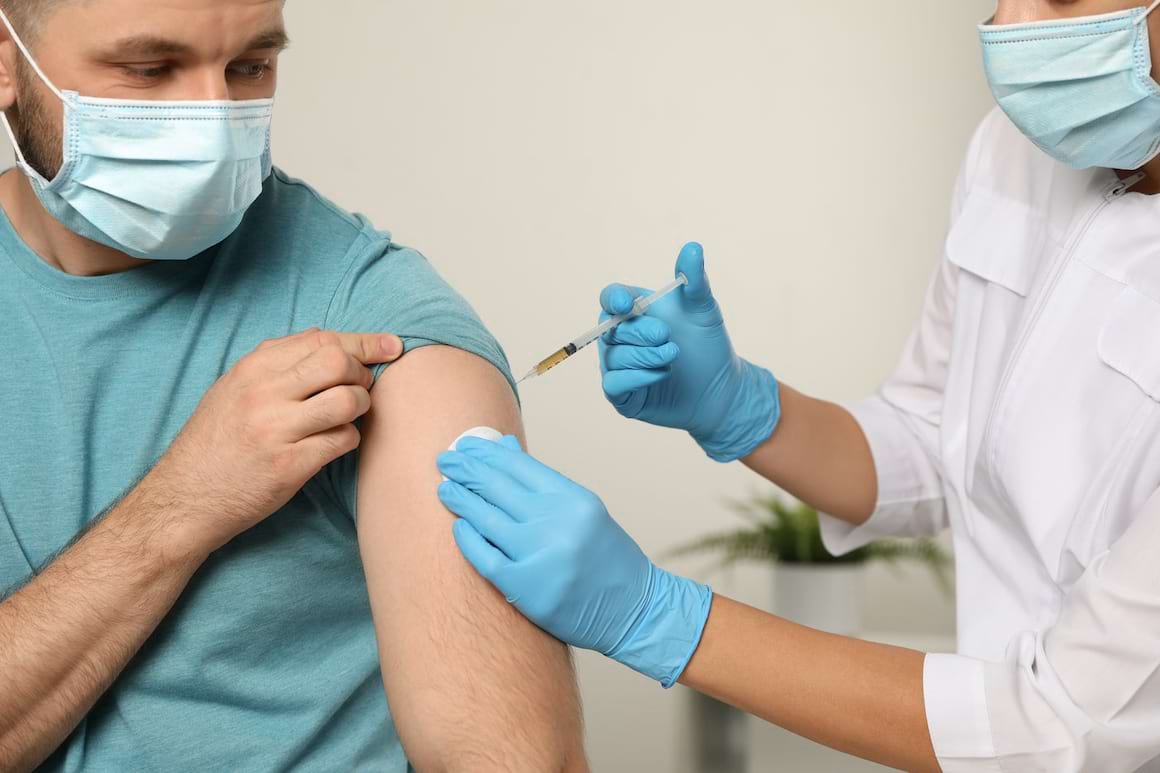 Dozele suplimentare de vaccin anti-COVID-19 pentru cei care suferă de boli inflamatorii intestinale