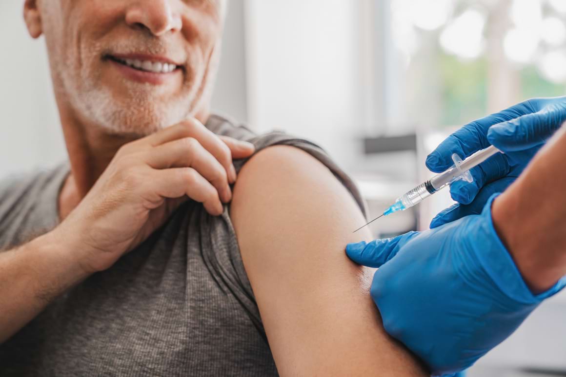 Persoanele vaccinate sunt mai puțin predispuse să răspândească COVID-19 (studiu)