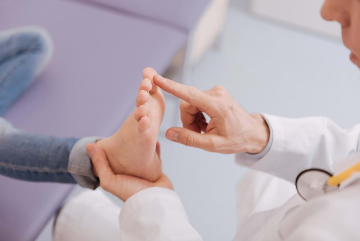 Înroșirea degetelor de la picioare, simptom asociat infecției cu SARS-CoV-2