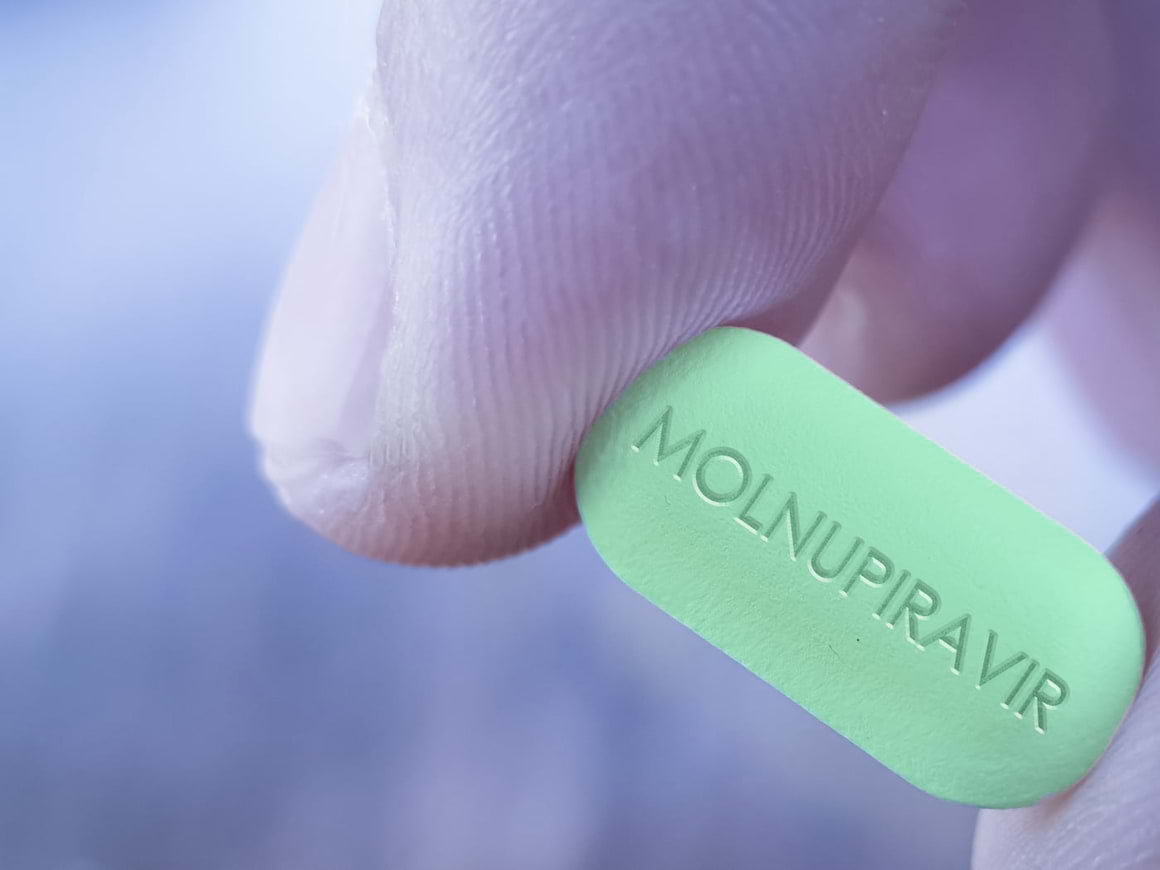 Molnupiravir, noul tratament oral pentru pacienții cu forme ușoare și moderate de COVID-19
