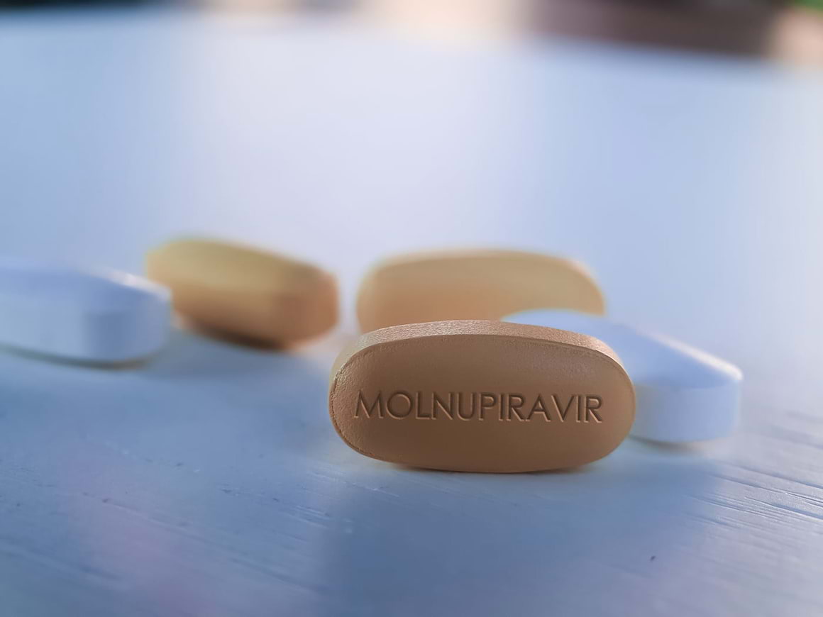 Molnupiravir, primul tratament oral antiviral aprobat pentru COVID-19