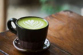 3 retete de bauturi calde cu pudra Matcha