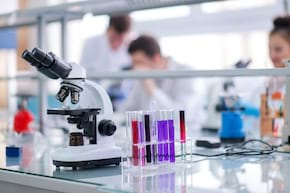Biopsia lichidă, un aliat contra cancerului: cum te ajută testele genetice să afli dacă tumora este rezistentă la tratament
