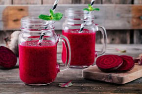 3 retete de smoothie rosu, cu sfecla si fructe de padure