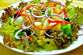 Retete de dressing si sosuri pentru salate, care nu iti saboteaza dieta