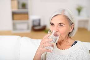 Există o legătură &icirc;ntre deshidratare și diagnosticul de demență?