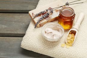Cosmeticele naturale cu miere, beneficii pentru ten, buze și păr