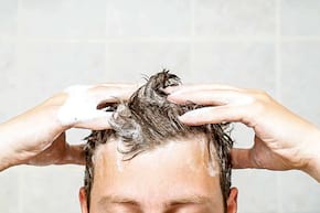 Șamponul exfoliant, de ajutor celor cu mătreață aderentă