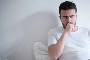 Tusea cu mucus alb: ce o provoacă și c&acirc;nd să mergi la medic