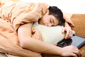 Somnul &icirc;i ajută pe adolescenți să facă față mai ușor stresului social [studiu]