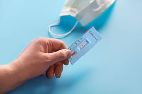 Testele rapide pentru COVID-19 pe bază de anticorpi nu ajută la stabilirea unui diagnostic precoce