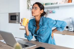 Work from home versus lucrul la birou. Cum facem față durerilor de spate?