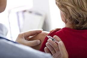 Analize și vaccinuri esențiale pentru persoanele de peste 50 de ani