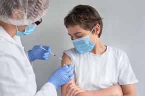 Vaccinul Pfizer, 100% eficace la adolescenți &icirc;ntre 12 si 15 ani [studiu]