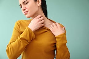 Cum &icirc;ți dai seama că ești alergică la machiaj