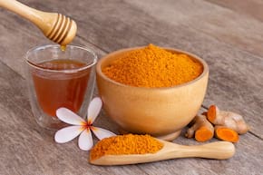 Turmeric cu miere, un duo eficient împotriva răcelii