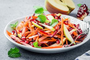 Salată &bdquo;Vitamina&rdquo; cu țelină, morcovi, sfeclă roșie, mere și susan