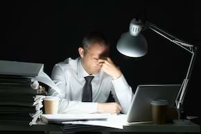 Riscul de al doilea infarct crește odată cu programul prelungit la muncă