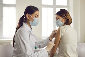 COVID-19: vaccinul AstraZeneca poate fi eficace &icirc;mpotriva variantei braziliene a SARS-CoV-2