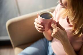 Cofeina &icirc;n exces poate crește riscul de osteoporoză (studiu)